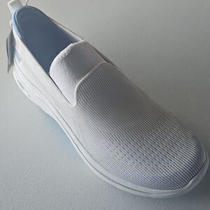 New Sketchers Go Walk Arch Slip Ons, White Size 9